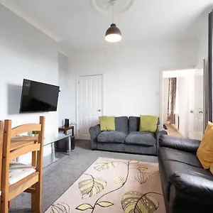 Spacious 4br, Parking, Near Centre, Accommodates 8 Holiday home